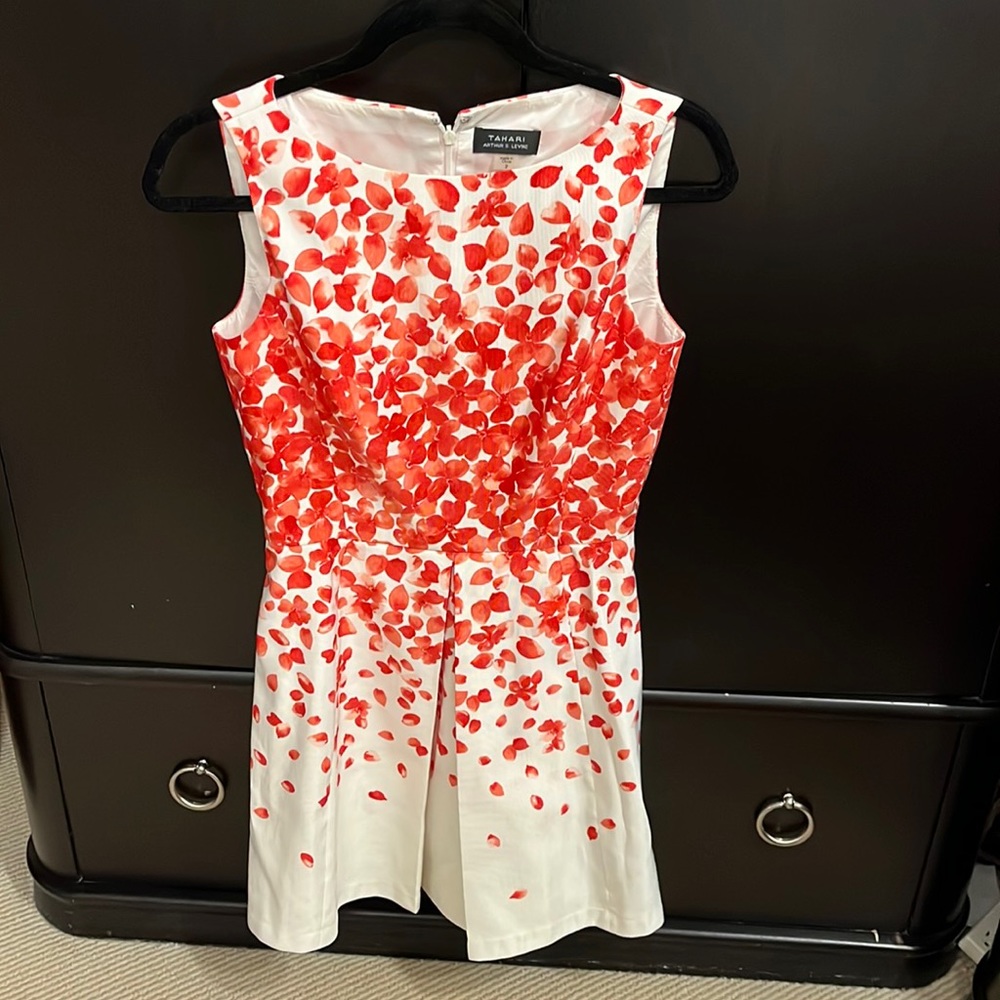 Tahari size 2 (small ) sleeveless dress